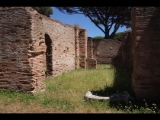 07158 ostia - regio i - insula xii - sede di una corporazione (i,xii,8) - 2. laden re der treppe - bli ri sueden - 06-2024.jpg